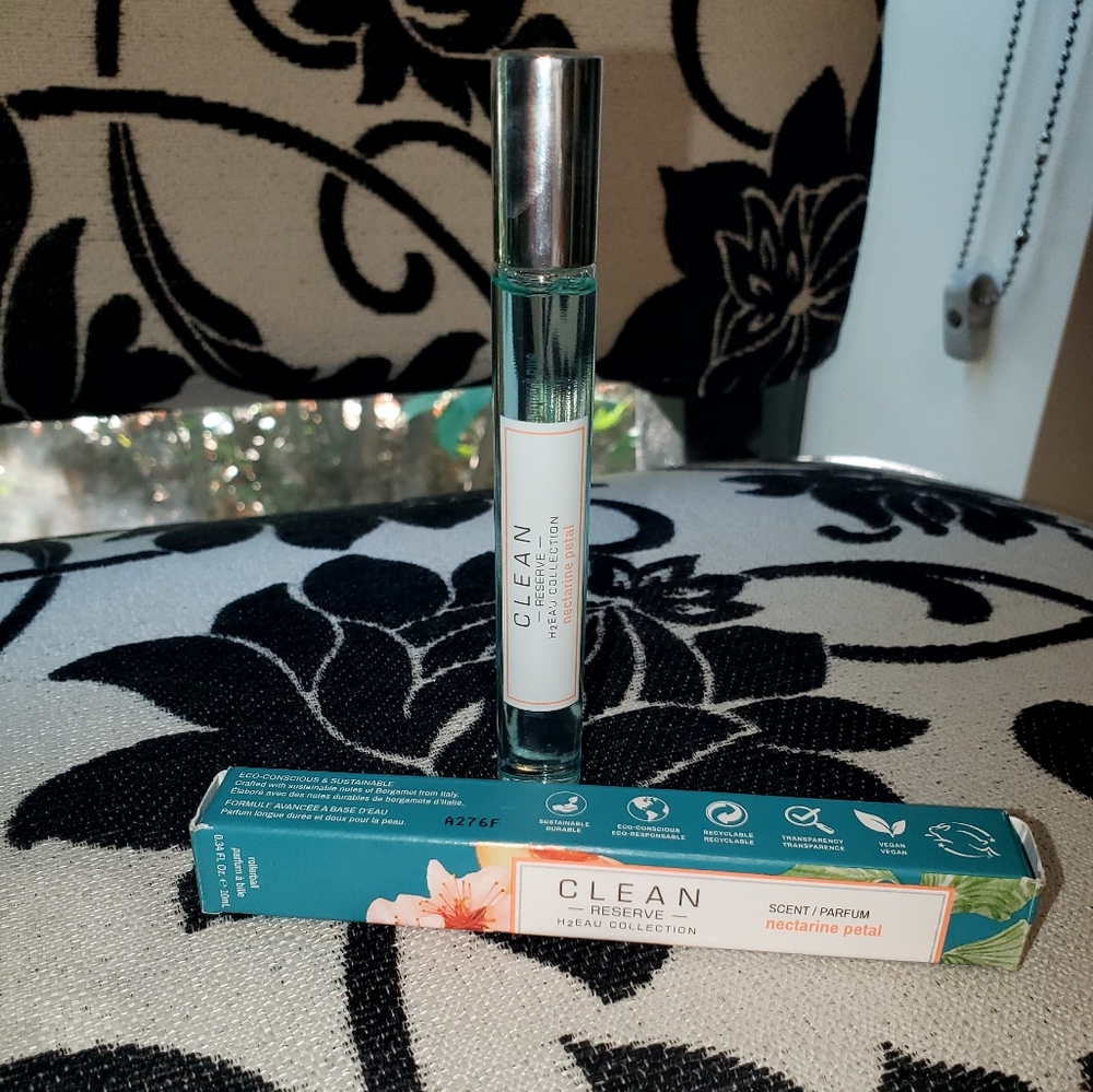 Clean Reserve Nectarine petal perfume